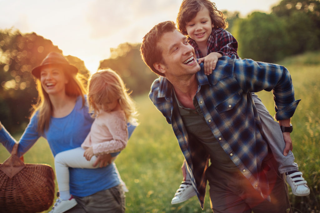 Eine fröhliche Familie geht auf ein Picknick