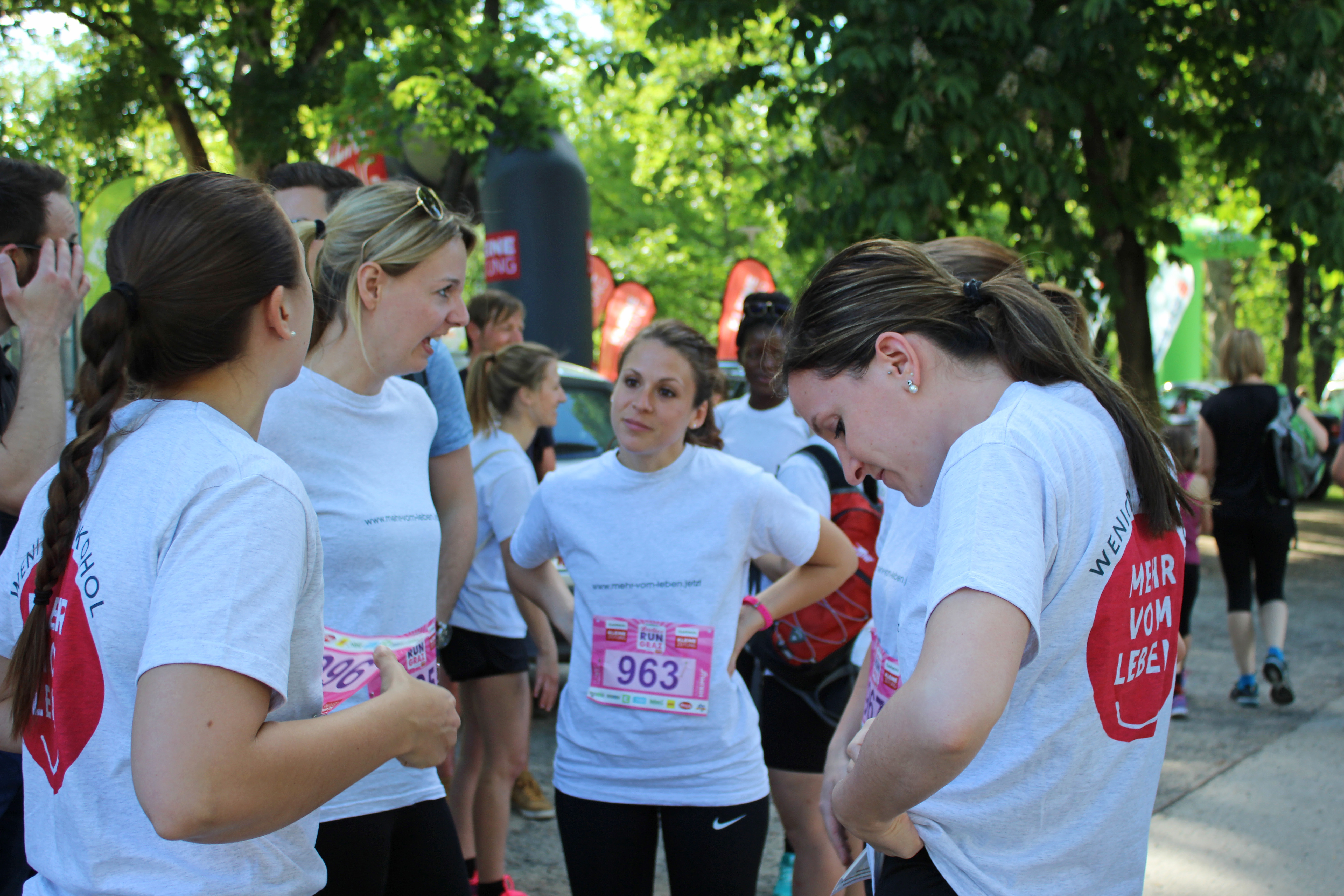 Eine Gruppe von Frauen im Marathon Trikot kurz vor dem Start des Ladies Run