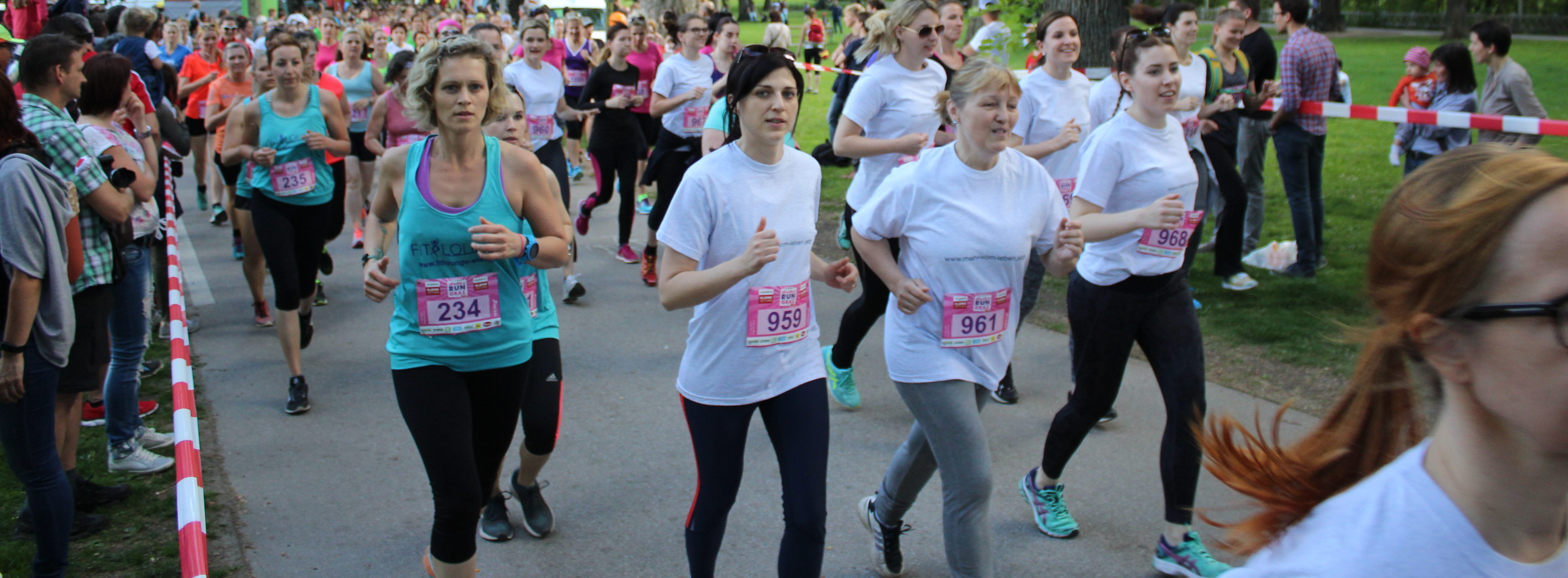 Frauen laufen beim Ladies Run, viele Zuseher:innen