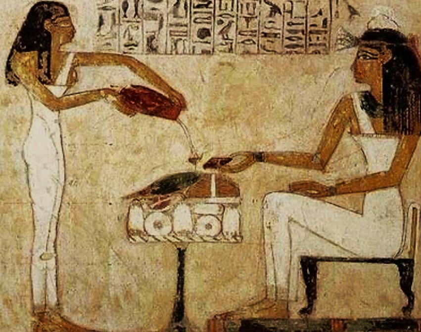 Antikes Abbild von ägyptischen Frauen beim Konsum von einem weinähnlichen Getränk 