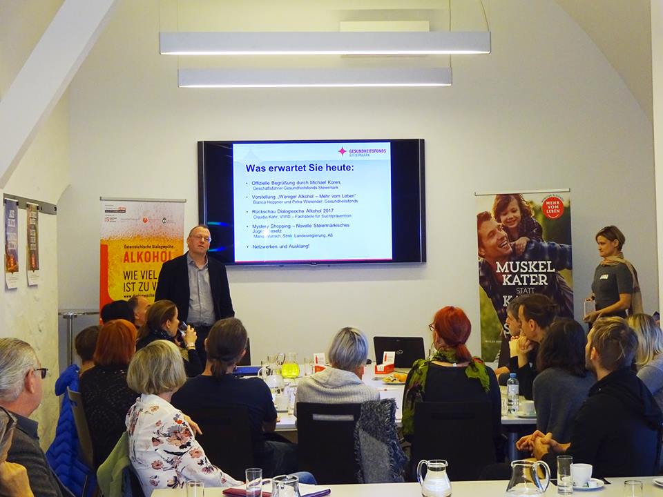 Das Netzwerktreffen in Aktion: Ein Mann präsentiert die  Agenda des Tages vor Zuseher:innen