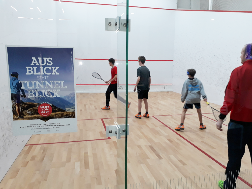 Ein Sujet der Initiative "Mehr vom Leben" hängt im Squashraum des Union Squash Club 2000