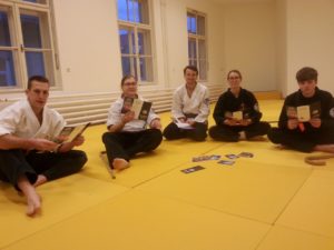 Mitglieder sitzen auf Matten des Kampfsportvereins Jujutsu Kaishaku