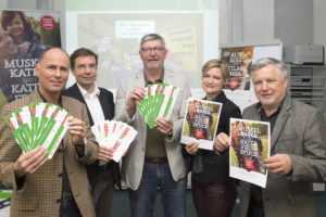 Fünf Personen halten Flyer der Initiative "Mehr vom Leben" in den Händen