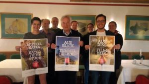 Mitglieder des Musikvereins Stadtkapelle Murau mit Sujets der Initiative "Mehr vom Leben"