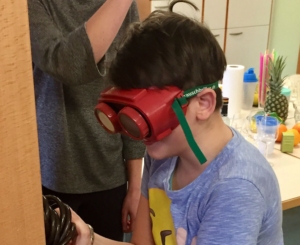 Ein Kind des Musikvereins Breitenfeld trägt eine Rauschbrille