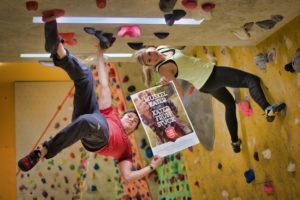 Zwei Mitglieder des Österreichischen Alpenvereins Sektion Wartberg hängen von der Decke einer Kletterhalle