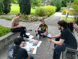 Eine Gruppe von Personen in einem Park 