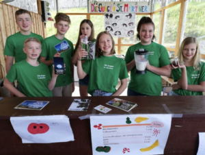 Kinder stehen an der alkoholfreien Bar der Ortsmusikkapelle St.Martin am Wöllmißberg