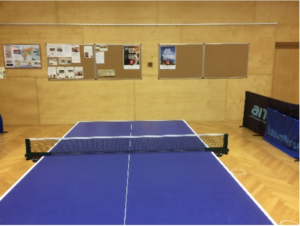 Ein blauer Tischtennistisch in einer Turnhalle 