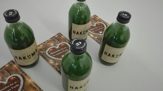4 Glasflaschen mit einer grünen, alkoholfreien Flüssigkeit von der Marke Hakuma. 