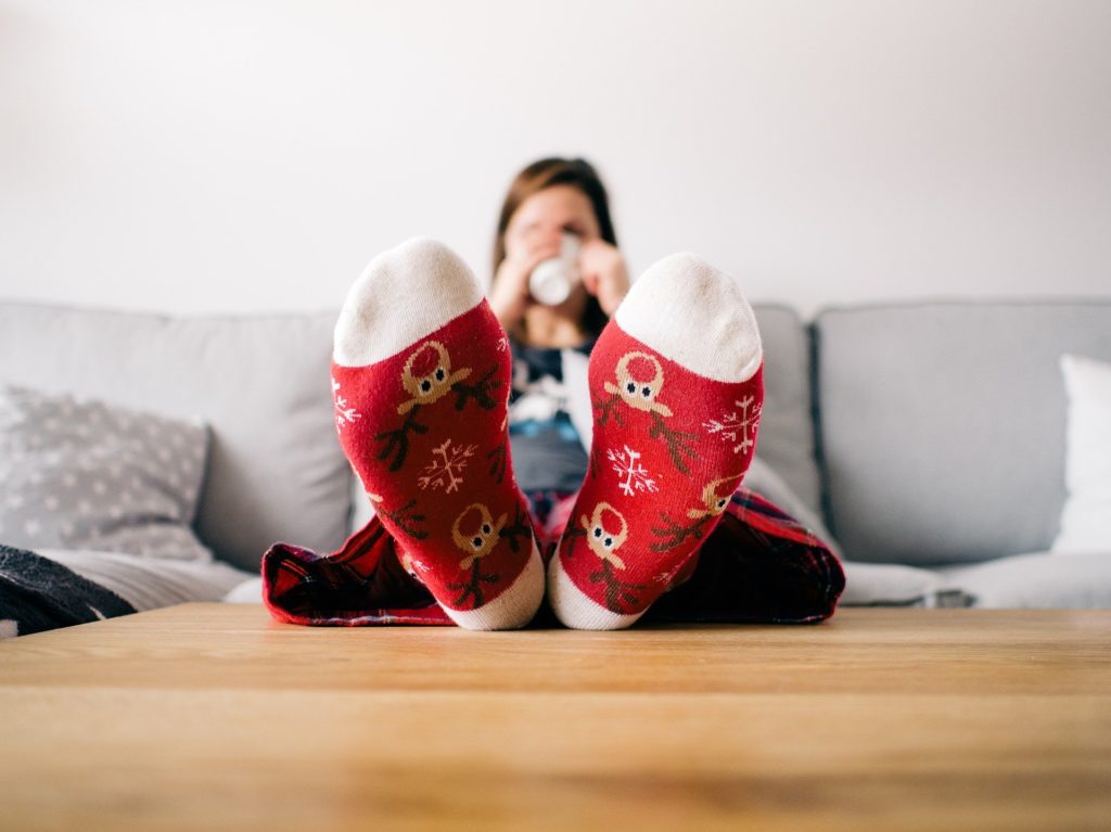 Frau mit Weihnachtssocken