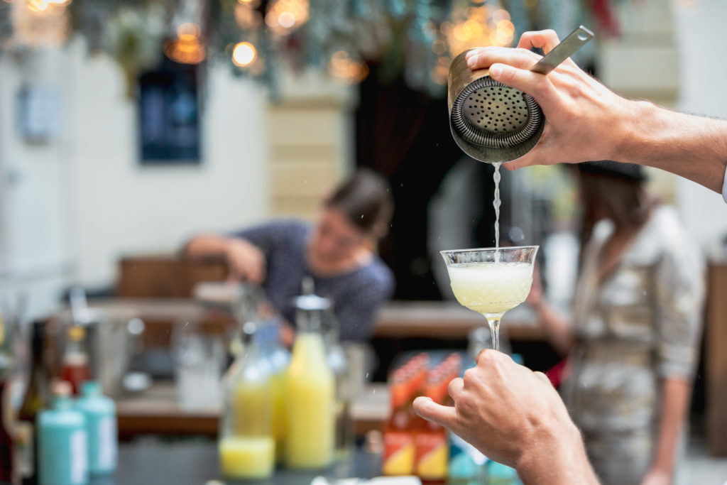 Ein Mocktail wird in ein Glas geleert