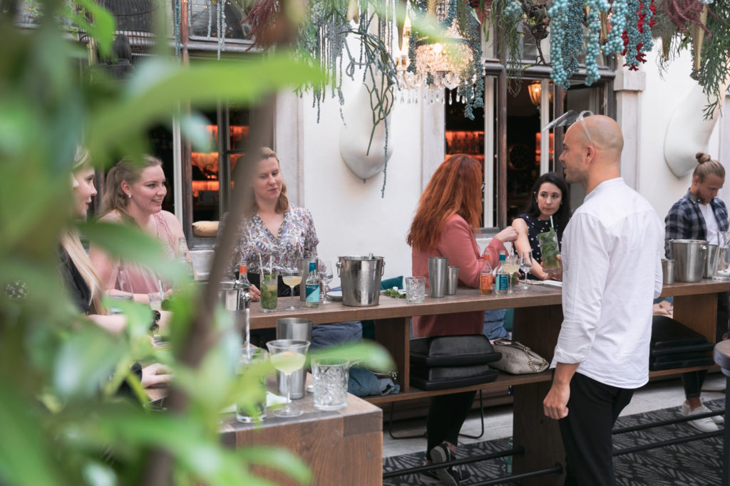 Gruppe von Personen beim zubereiten von Mocktails 