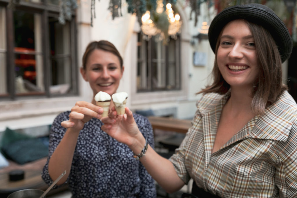 Zwei Frauen mittleren Alters mit "Verjus Shots" in den Händen