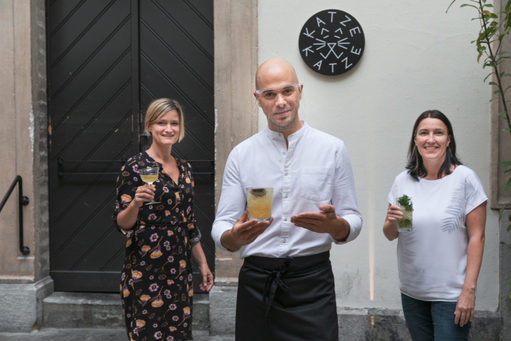 Drei Personen mittleren Alters halten jeweils einen Mocktail in ihren Händen