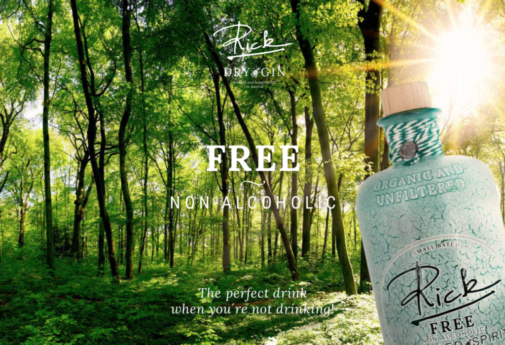 Ein Werbesujet von einer Flasche Rick FREE, im Hintergrund ein Wald.