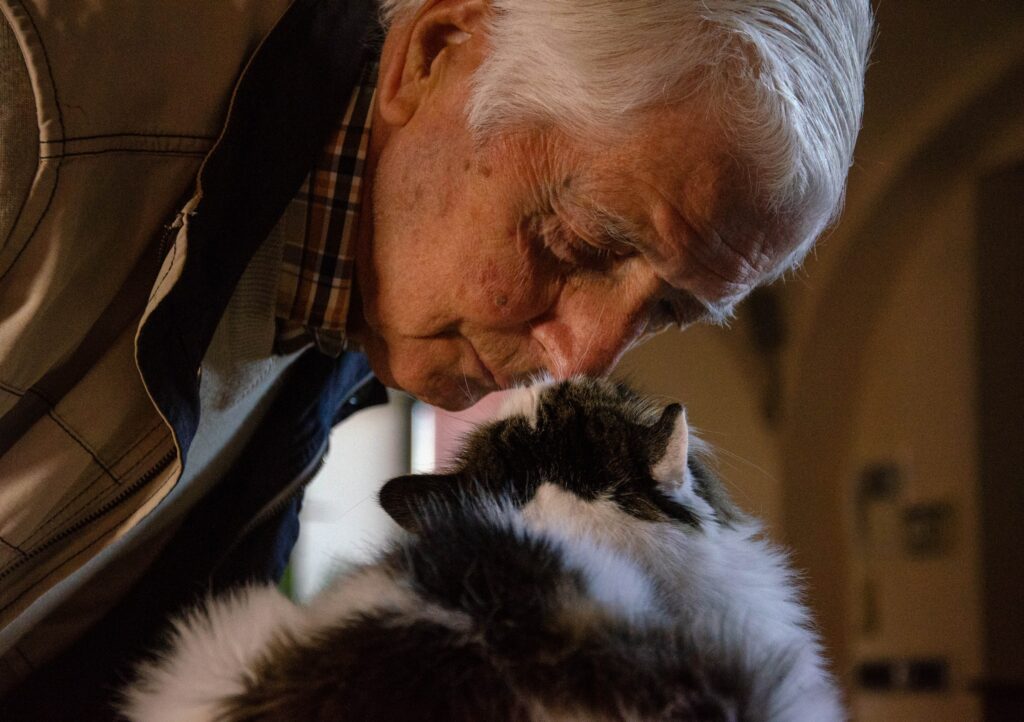 Ein Mann höheren Alters und seine Katze