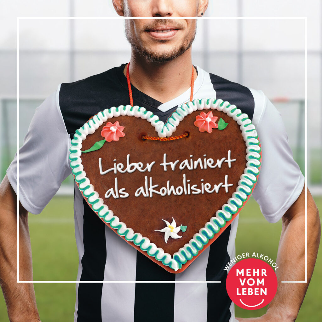 Ein Fußballspieler hat ein Lebkuchenherz mit der Aufschrift "Lieber trainiert als alkoholisiert" umgehängt.