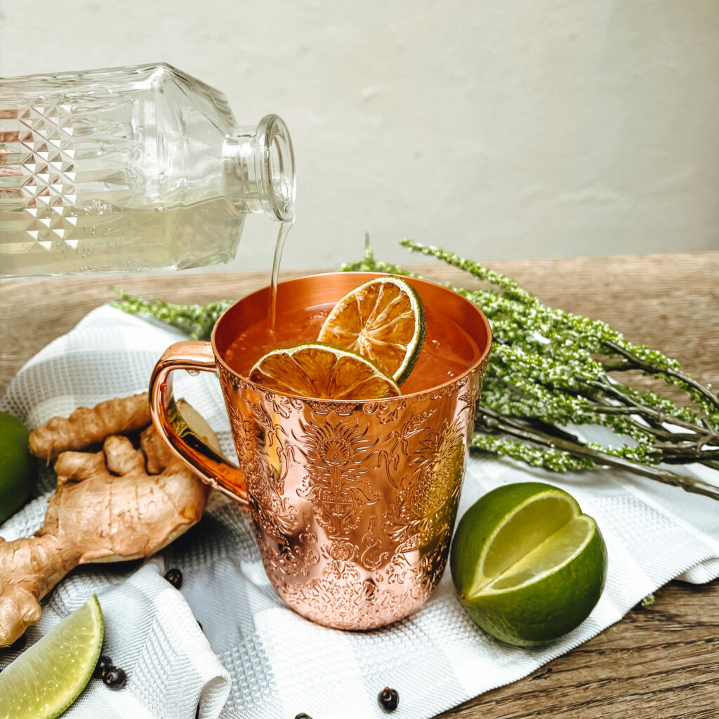 Getränk in einem Rose Becher. Serviert mit Limettenscheiben.