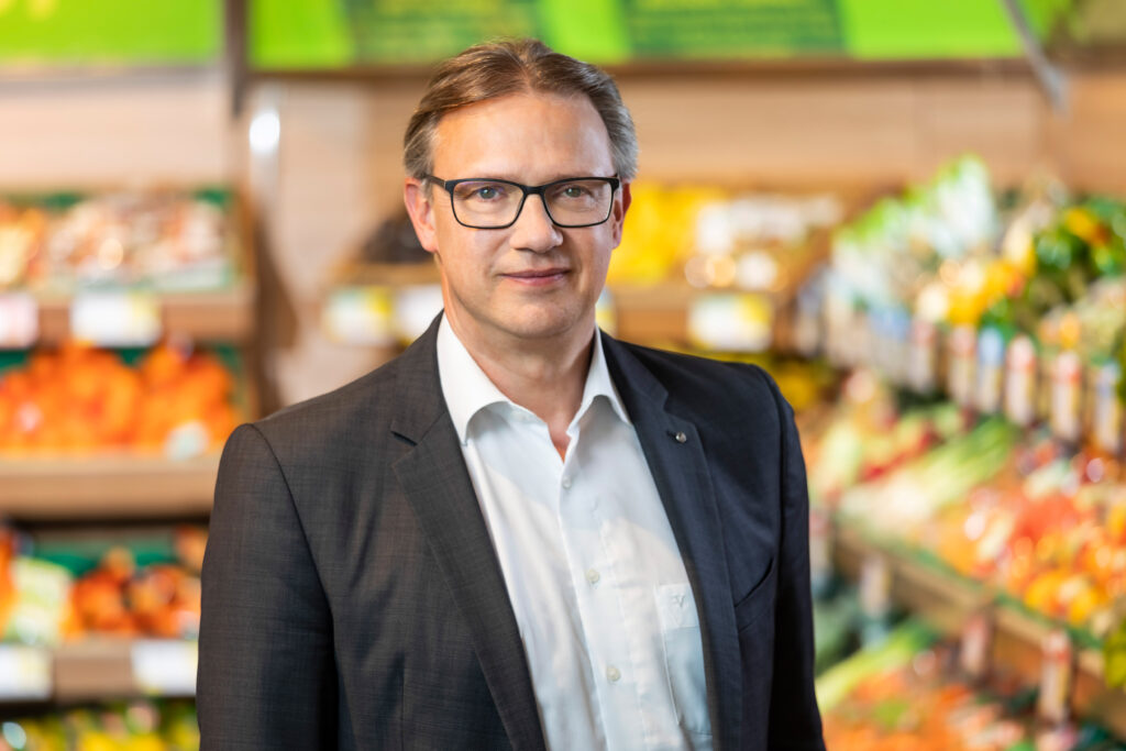 Christoph Holzer in einer Spar-Filiale.