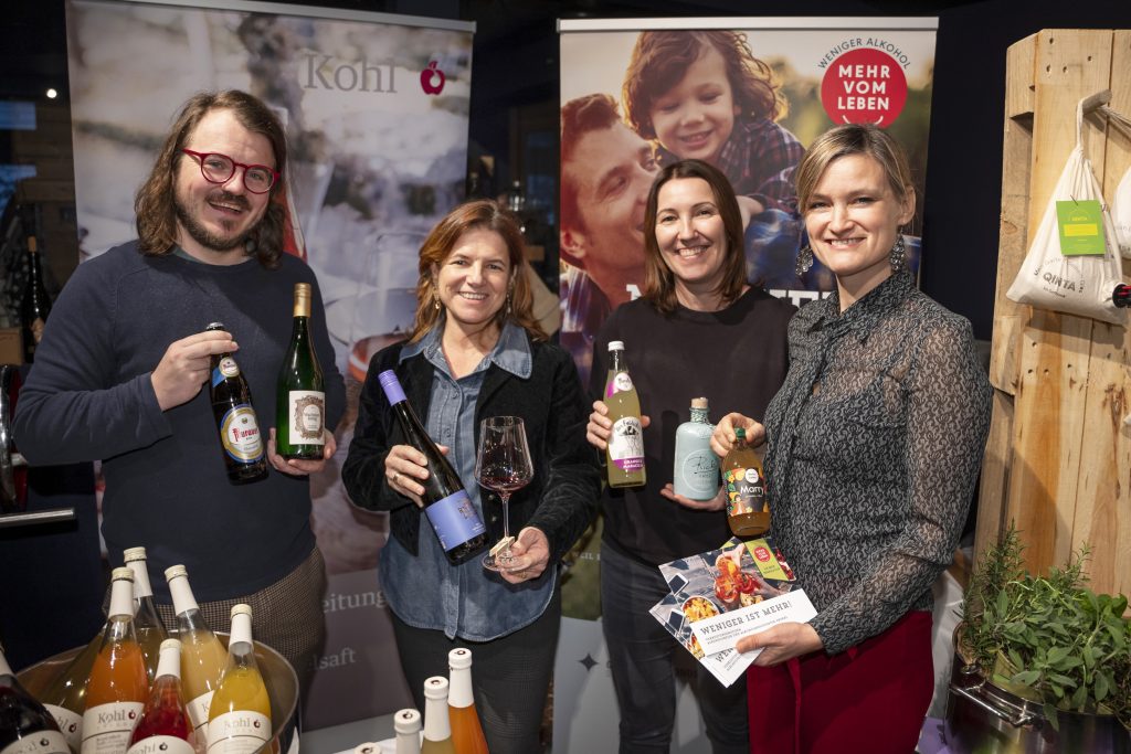 Herbert König vom Traditionswirtshaus Laufke; Sabine Flieser-Just, Präsidentin des Steirischen Sommeliervereins; Petra Wielender und Bianca Heppner von der Initiative „Weniger Alkohol – Mehr vom Leben“ vom Gesundheitsfonds Steiermark. 