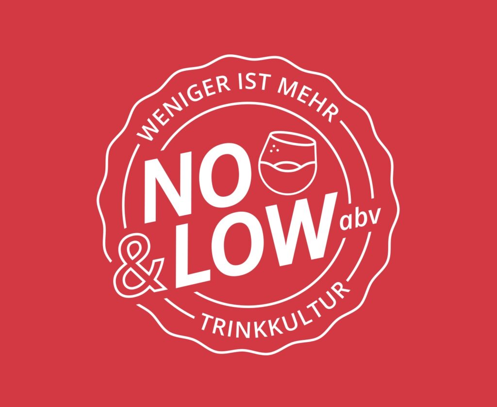 Ein rotes Logo mit einer weißen Aufschrift "Now & Low", erstellt von der Initiative Mehr vom Leben.