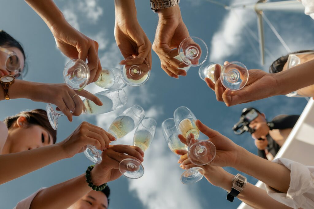 Eine Gruppe von Freunden stoßen miteinander mit ihren Cocktails an. 