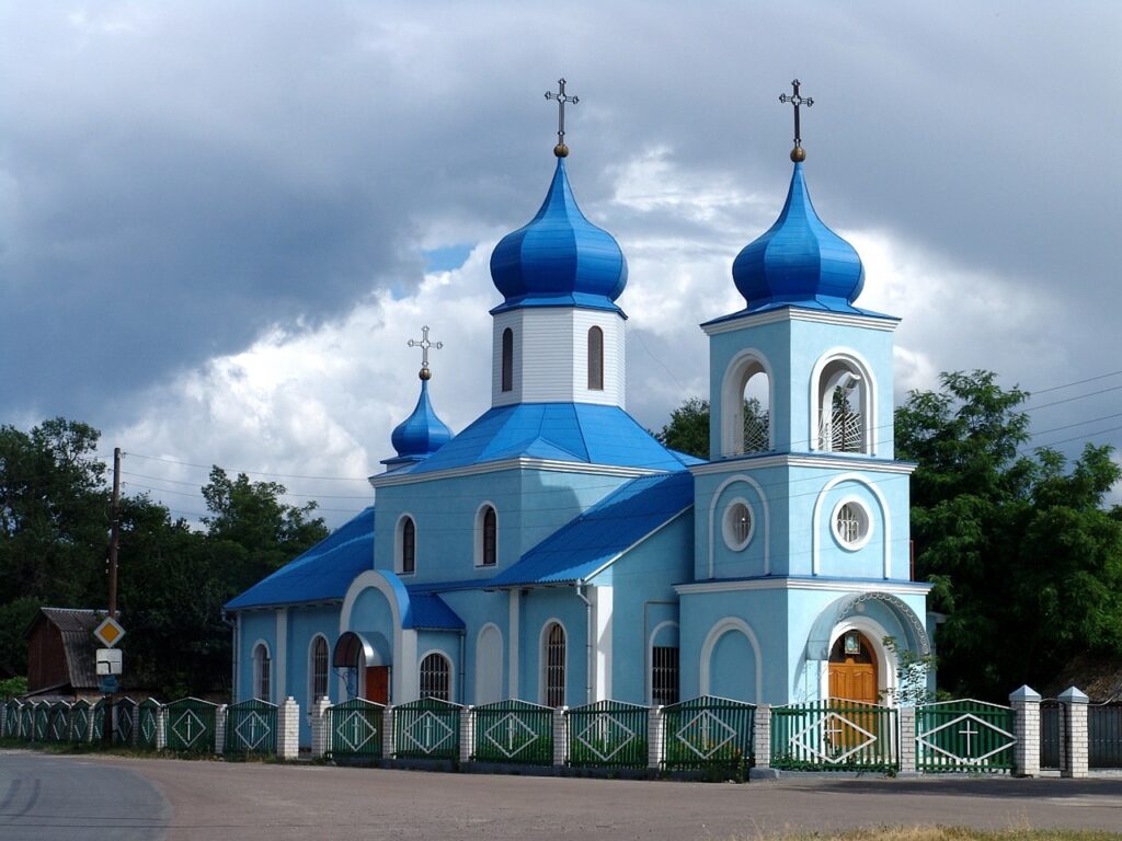 Kirche in Moldawien mit blauem Dach