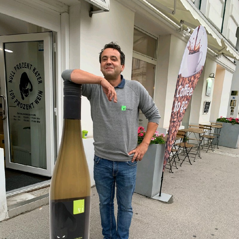 Foto von Mann vor einer Weinflasche